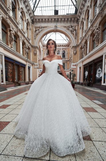 Beautiful delicate young woman, sexy bride in luxurious wedding dress.